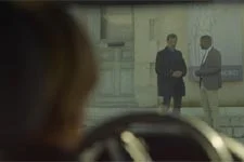 Claire observe Patrick avec Pascal Senghor