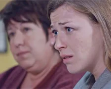 Claire révèle un GROS SCOOP à Chloé !