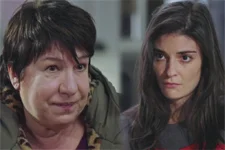 Claire tente de découvrir le secret douloureux de Sabrina !