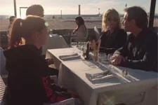 Clara, Théo et Coralie font semblant de bien s?entendre devant Clément