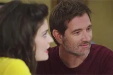 Clément est surpris que Sabrina se fasse passer pour sa copine