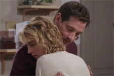 Clément remarque le changement de comportement de Coralie