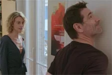 Clément retire la porte de sa salle de bain pour protéger Clara !