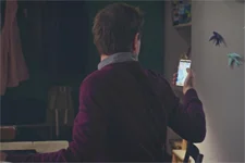 Clément tombe sur un mystérieux SMS dans le téléphone de Delphine !