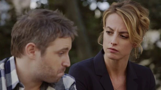 Coralie en veste marine : look du jour