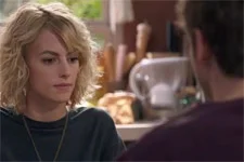 Coralie essaie de vivre comme si de rien n’était avec Théo