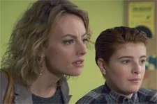 Coralie prend la défense de Clara au Lycée