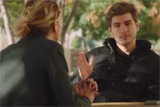 Coralie prend un verre en tête à tête avec Théo