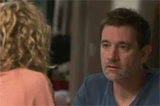 Coralie tente de rassurer Clément qui est effondré depuis qu?il sait que Clara se scarifie