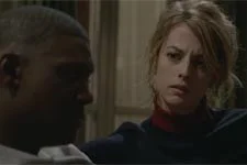 Coralie tente de réconforter Djawad