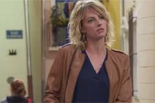 Coralie trouve que Clara est « une petite conne »