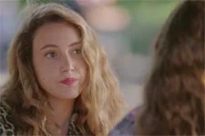 Cristal est dégoûtée d?arriver trop tard pour renouer avec Léa