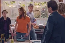 Delphine continue de s?incruster chez Coralie et Clément !