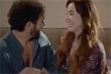 Delphine décide de devenir amie avec Coralie