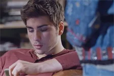 Delphine ment à Théo pour avoir son portable !