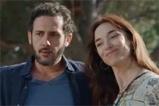 Delphine présente Francesco d?une drôle de façon à Théo