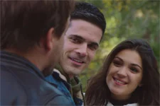 Devant Alison, Mathias présente Jean-Paul comme un ami