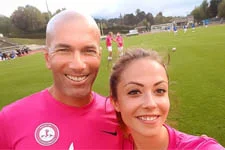 Dounia Coesens (Johanna) fait du foot avec Zinédine Zidane !