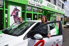 Dounia Coesens (Johanna) passe son permis de conduire