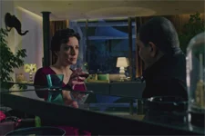 Elsa avoue à Karim que Renaud la dégoûte !