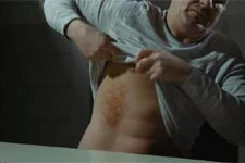 Elsa découvre que Karim s?est fait massacrer en prison !