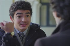 Elsa fait une grande découverte au dos de la montre de Renaud !