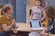 Emilie apprend à Léa que sa manipulation ne fonctionne pas pour le moment