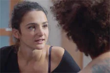 Emma annonce une surprise à Baptiste !