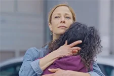 Emma craque dans les bras de sa mère !