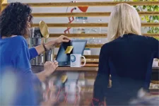 Emma décide de mettre les points sur les i avec César !