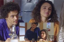 Emma et Baptiste constatent que leurs nouveaux amis ne sont pas aussi radicaux que prévu