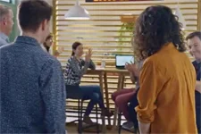 Emma et César sont félicités par leurs collègues !