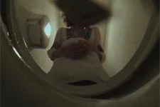 Emma fait tomber son téléphone dans les toilettes du Lycée