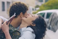 Emma fait une grosse blague à Baptiste avant leur voyage de noces !