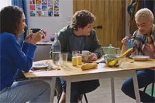 Emma n?est pas ravie de voir Jordan s?incruster chez elle !