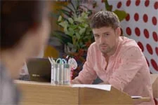 Emma parvient à amener son patron au food truck de Vincent en piégeant César