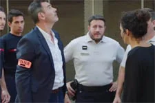 Emma réalise une opération très dangereuse avec la police !