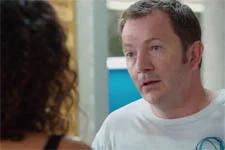 Emma supplie Jérôme de la couvrir