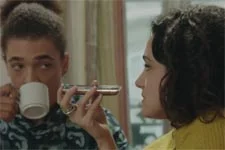 Emma tente de rassurer Franck par téléphone