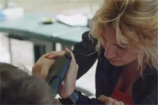 En pleine crise de nerfs, Ariane tente de tuer son père !