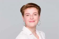 Enola Righi (Antoine) : « On ne m’a jamais obligée à couper mes cheveux et à changer de vêtements »