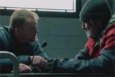 Eric Norman déstabilise le SDF qui était dans la friche où le corps du Docteur Alibert a été retrouvé