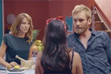 Estelle est mal en voyant Sabrina acheter de la drogue !