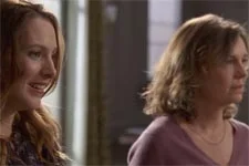 Estelle et Caroline découvrent la magnifique robe de mariée de Barbara !