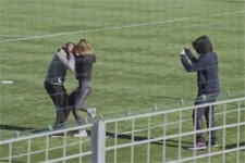 Estelle parvient à échapper à ses agresseurs !