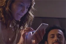 Estelle se rappelle qu?elle était en infiltration chez des jeunes bourgeois pour innocenter Djawad