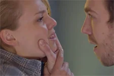 Fou de rage, Kévin s?en prend à Emilie !