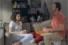 Franck tente de remonter le moral à Emma qui déprime