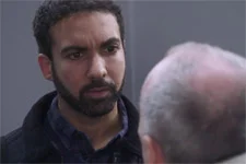 Gabriel raconte un nouveau mensonge à son père !