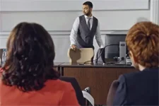 Gabriel révise le projet qu’il doit présenter